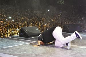محمد فؤاد يسجد شاكرا لله ﻿