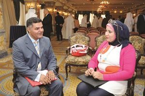 دالغريب زاهر متحدثا للزميلة الاء خليفة﻿