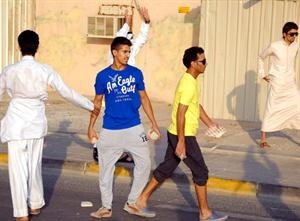 صورة وزعتها وزارة الداخلية امس تظهر متظاهرين بدون يحملون الحجارة لرشق رجال واليات الداخلية﻿