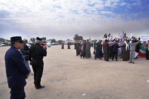  وصورة اخرى من الداخلية توضح اللواء محمود الدوسري وهو يطلب من البدون الانصراف وعدم التجمهر﻿