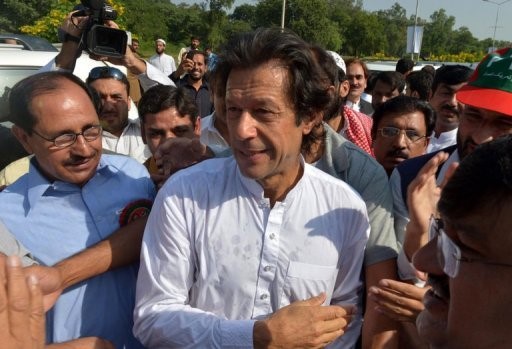 عمران خان يقود تظاهرة في باكستان احتجاجاً على الغارات الجوية الأميركية