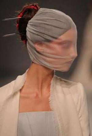 بالصور.. التصاميم الأكثر غرابة وجنونا في أسبوع الموضة الباريسي