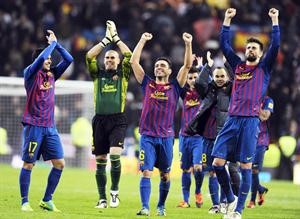 مدافع برشلونة جيرارد بيكيه يحتفل مع زملائه في لقاء سابق امام ريال مدريد
