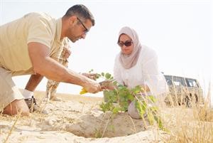 سارة اكبر تزرع شجرة على حدود الكويت مع مؤسس فريق واحة الكويت خالد الكليب﻿