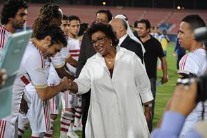 الشيخة نعيمة الاحمد تصافح نجم الزمالك احمد حسن قبل انطلاق المباراة 