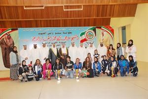 ممثل سمو ولي العهد الفريق متقاعد عبدالله الفارس محافظ حولي مع الفائزات