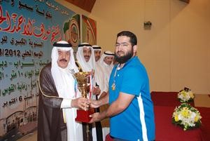 الفارس يسلم الكاس لصاحب المركز الاول