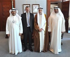 عبدالعزيز العدساني خلال استقباله عبدالقادر الزقلي بحضور اسماعيل الغانم وفيصل الانصاري﻿