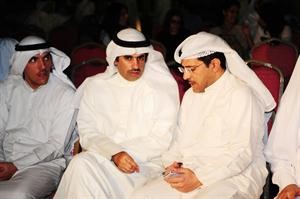 النائب السابق خالد الطاحوس متحدثا للزميل خالد الشمري خلال التجمع﻿