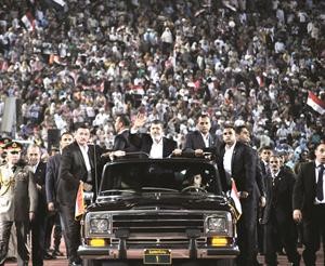 الرئيس المصري د محمد مرسي يلوح للجماهير التي حضرت للاحتفال بذكرى السادس من اكتوبر في استاد القاهرة امس الاول اپ