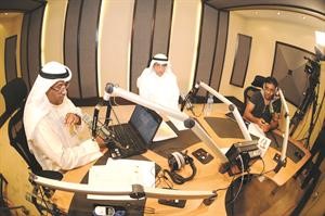 صبحي الملا خلال حديثه مع مايك مبلتع وطلال الياقوت هاني الشمري