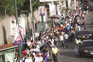 فنزويليون يصطفون في طوابير طويلة للاداء باصواتهم في الانتخابات الرئاسية امس	 اپ﻿