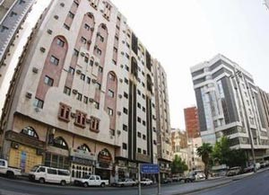 امرأة تسحر ثرياً وتستولي على أمواله وتجبره على السجود لها