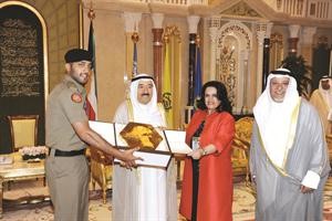 سمو الامير الشيخ صباح الاحمد مكرما الضابط المتفوق حمد هادي بحضور الشيخ علي الجراح وفاطمة الامير﻿