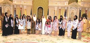 صاحب السمو الامير الشيخ صباح الاحمد وسمو ولي العهد الشيخ نواف الاحمد وفاطمة الامير يتوسطون عددا من ابناء الشهداء المتفوقين دراسيا﻿