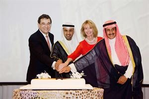 دنايف الحجرف والشيخ دابراهيم الدعيج يشاركان السفير الاسباني وقرينته قطع كيكة الاحتفال