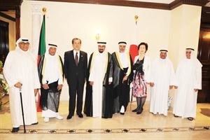 السفير الياباني متوسطا العم ناصر الساير والشيخ علي الجابر والسفير البحريني وعددا من الحضور	قاسم باشا﻿