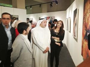 محمد العسعوسي خلال جولة داخل المعرض﻿