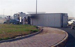 دهس شرطي خلال معاينة حادث على «السادس» .. وانقلاب شاحنة يغلق دوار النسيم