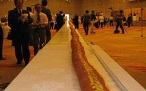 أطول نقانق في العالم طولها 1.32 متر