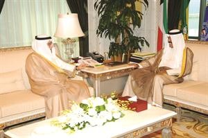 سمو ولي العهد الشيخ نواف الاحمد مستقبلا الشيخ علي الخليفة﻿