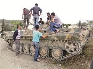 عناصر من الجيش الحر يعاينون دبابة غنموها بعد سيطرتهم على خربة الجوز اپ