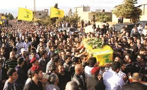 انصار حزب الله يشيعون احد عناصره قتل على حدود سورية رويترز