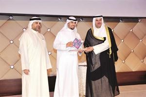 محمد النصف يتسلم الجائزة من الشيخ سلمان الحمود الصباح وماضي الخميس﻿