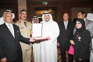 تكريم الشهيد فهد الاحمد يتسلمه الشيخ طلال الفهد﻿
