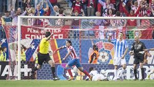 فالكاو يحتفل بهدفه مع اتلتيكو مدريد في شباك ملقة افپ
