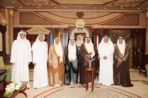 سمو ولي العهد الشيخ نواف الاحمد مستقبلا فرقد الصانع واعضاء مجلس ادارة الخليج للتامين
