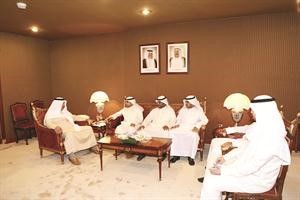 سمو رئيس الوزراء الشيخ جابر المبارك مستقبلا اعضاء مبادرة كويتيون ضد الواسطة

