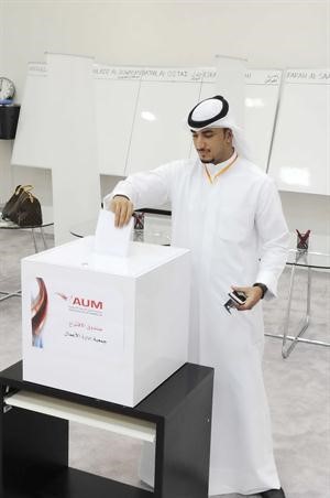 طالب يدلي بصوته
