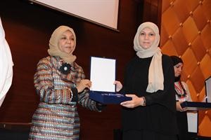 مريم الوتيد مكرمة ممثلة احدى الجهات المشاركة﻿