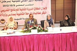 دخالد الصالح ودابتهال فاضل ودابتسام الهويدي ودمنى الحشاش خلال المؤتمر سعود سالم
