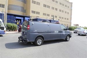 سيارة تابعة لادارة المتفجرات متوقفة مقابل المدرسة﻿