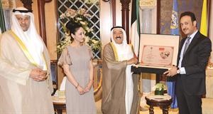 صاحب السمو الامير الشيخ صباح الاحمد يتسلم هدية تذكارية من فريق صباح الاحمد للقلب بحضور دعلي العبيدي
