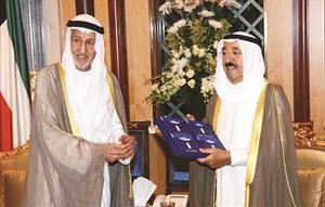 صاحب السمو الامير يتسلم تقارير الديوان من عبدالعزيز العدساني

