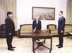 السفير السوري الجديد في العراق يؤدي اليمين امام الاسد رويترز