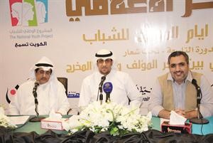الكاتب بدر محارب والمخرج عبدالعزيز صفر والزميل فالح العنزي اثناء المؤتمر
