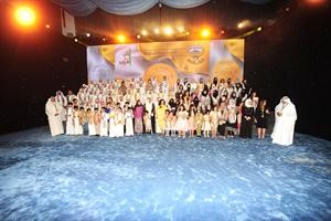  الشيخ علي الجراح وفاطمة الامير يتوسطان المتفوقين المكرمين في الحفل