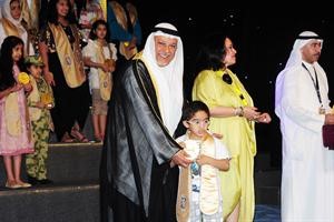 الشيخ علي الجراح مكرما احد المتفوقين
