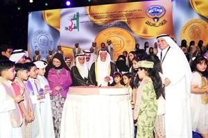  الشيخ علي الجراح يشارك الحضور قطع كعكة الاحتفال

