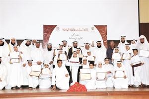 الفائزون يتوسطون دوليد الشعيب ودخالد الخراز	انور الكندري﻿
