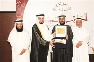 دوليد الشعيب يكرم الشيخ خالد الخراز﻿