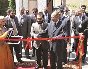 علي الزبيد والسفير درشيد الحمد اثناء قص شريط الافتتاح
