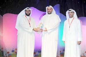 سليمان العقيلي يكرم عبدالرحمن المطوع
