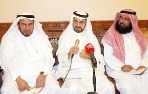 دفاضل صفر متحدثا وبجواره ابراهيم المانع وابراهيم المنصوري
