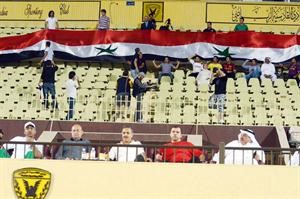 العلم السوري رفعه ابناء الجالية وعدد من الحضور﻿