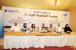 رئيس واعضاء جمعية الشفافية الكويتية خلال المؤتمر الصحافي الذي عقد في مقر الجمعية امس قاسم باشا